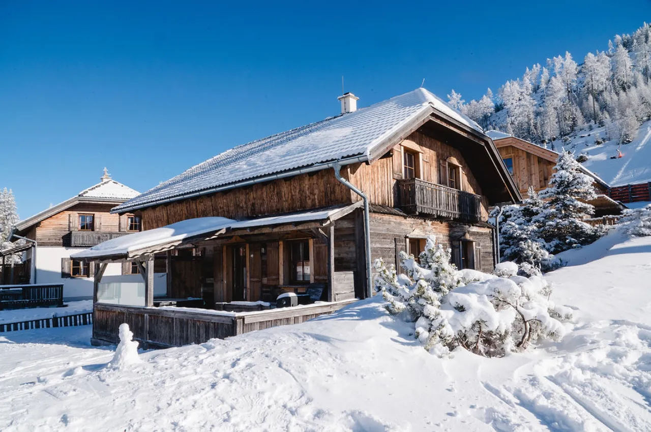 Almchalet am Katschberg mit überdachter Terrasse im Schnee