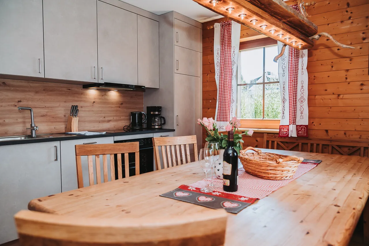 Küche und Esstisch aus hellem Holz im Almchalet