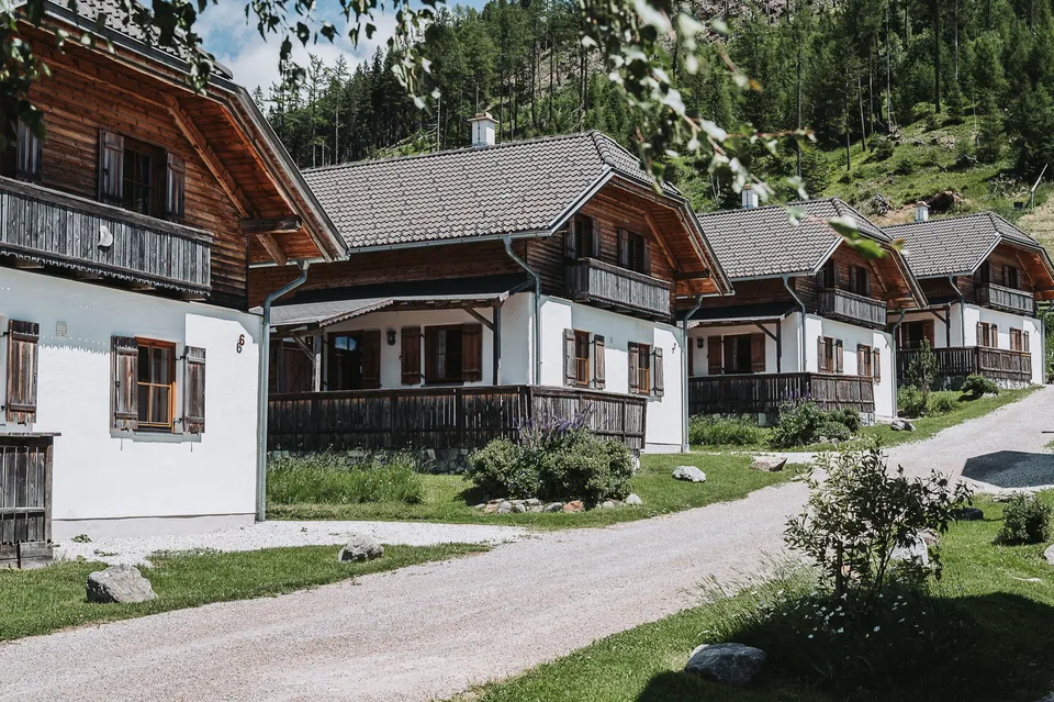 Almhütten mit Holzbalkonen an einem Sommertag im Almdorf Katschberg