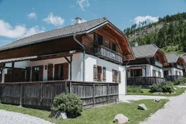 Almhütten mit Terrassen an einem sonnigen Sommertag