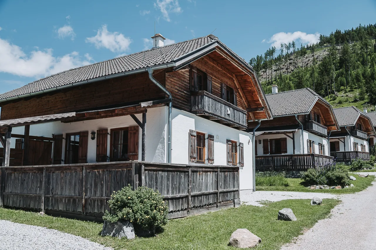 Almhütten mit Terrassen an einem sonnigen Sommertag
