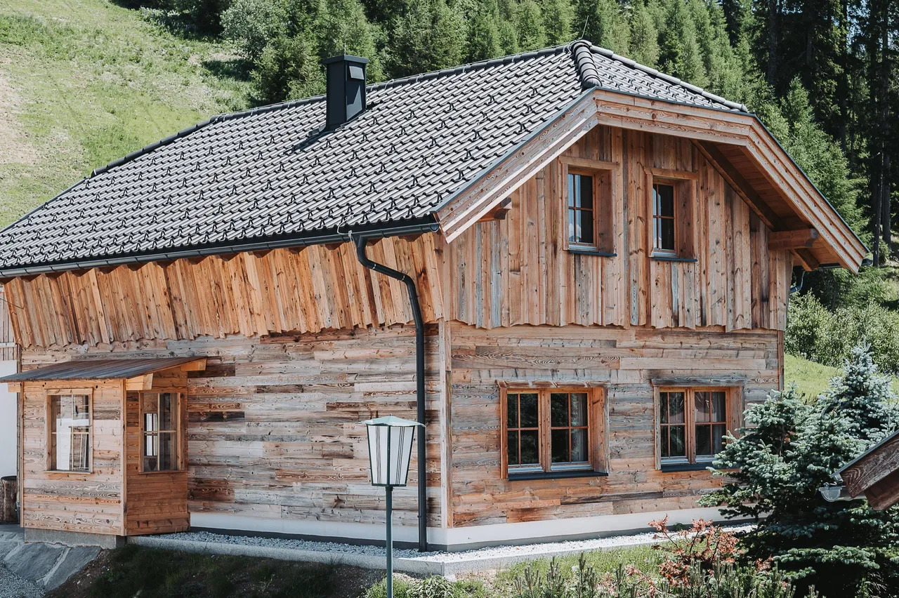 Chalet Katschberg Panorama aus Altholz an einem Sommertag